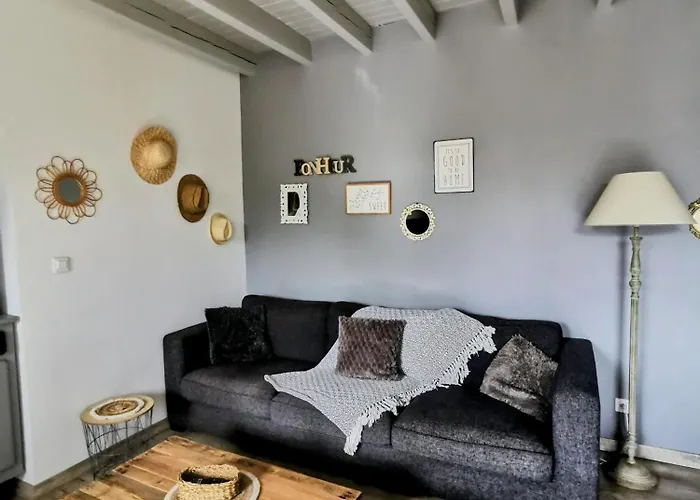 Les De La Roche Elie Nyaraló Rom